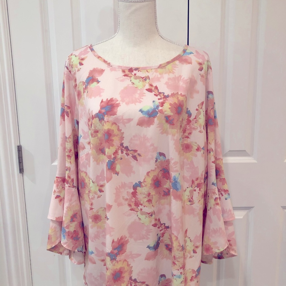 Kim Gravel soft floral top with flare sleeves size 1X